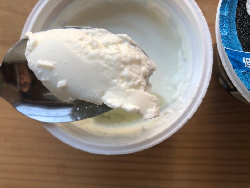 トップバリュの「ギリシャヨーグルト プレーン」は少しかたさがある