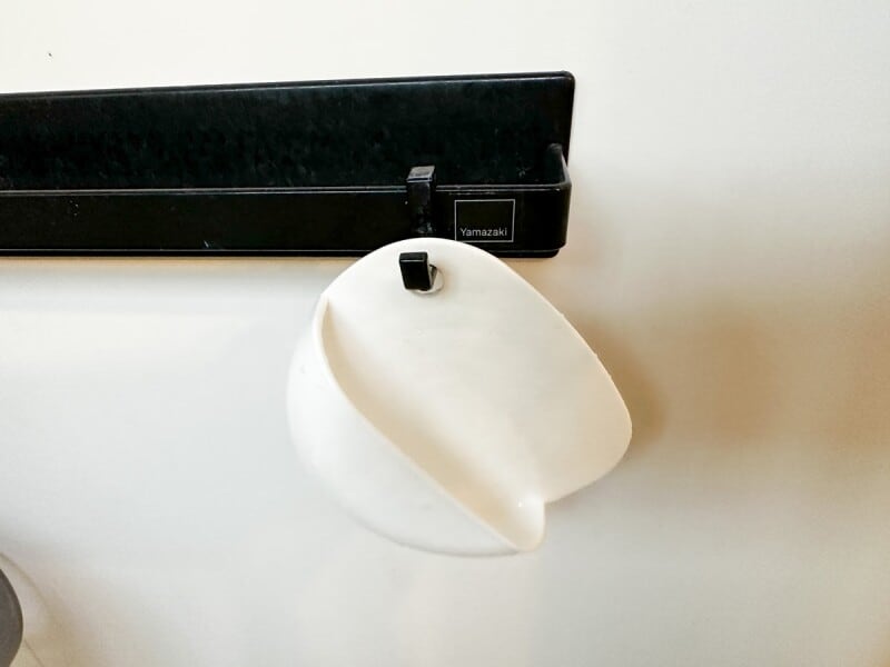 穴が開いているのでフックにかけて乾燥させられる