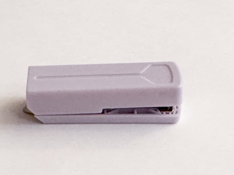 ダイソーの「コンパクトホッチキス」