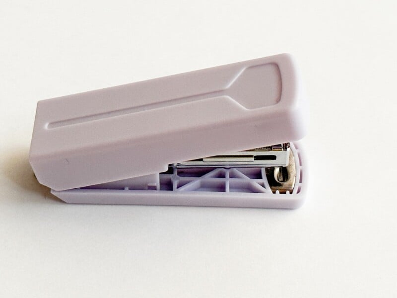 セットするとホッチキスが開く