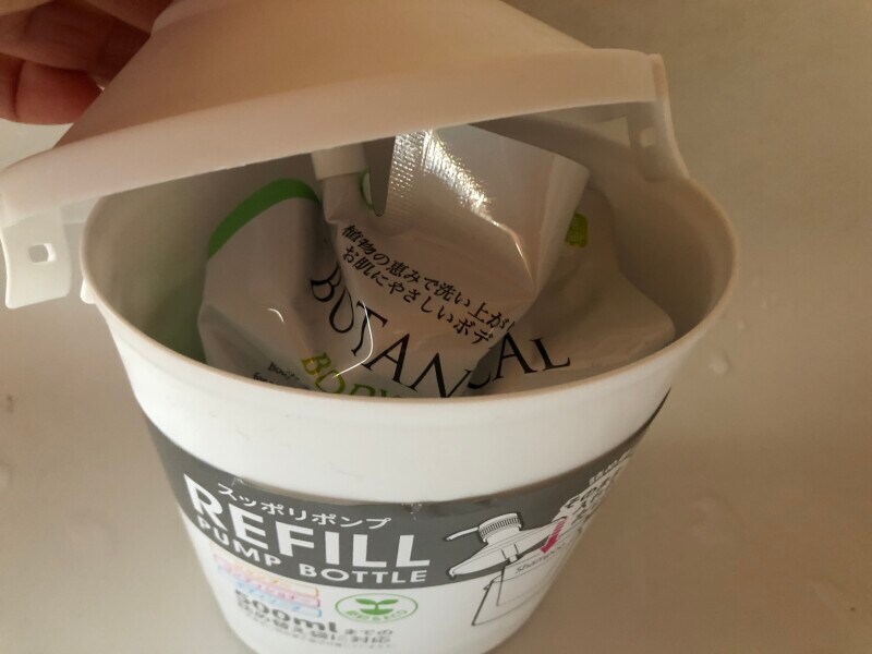 中で詰め替え袋がつぶれたようになるが、中身はちゃんと出てくる