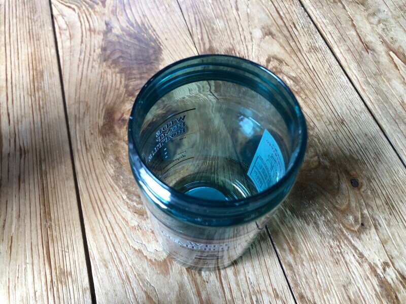 セリアの「広口ポンプボトル」はふたごと取れて、口が広い