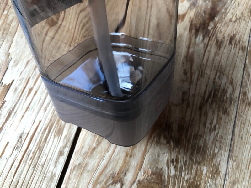 ダイソーの「残さず使えるエコボトル」は底に凹みがある