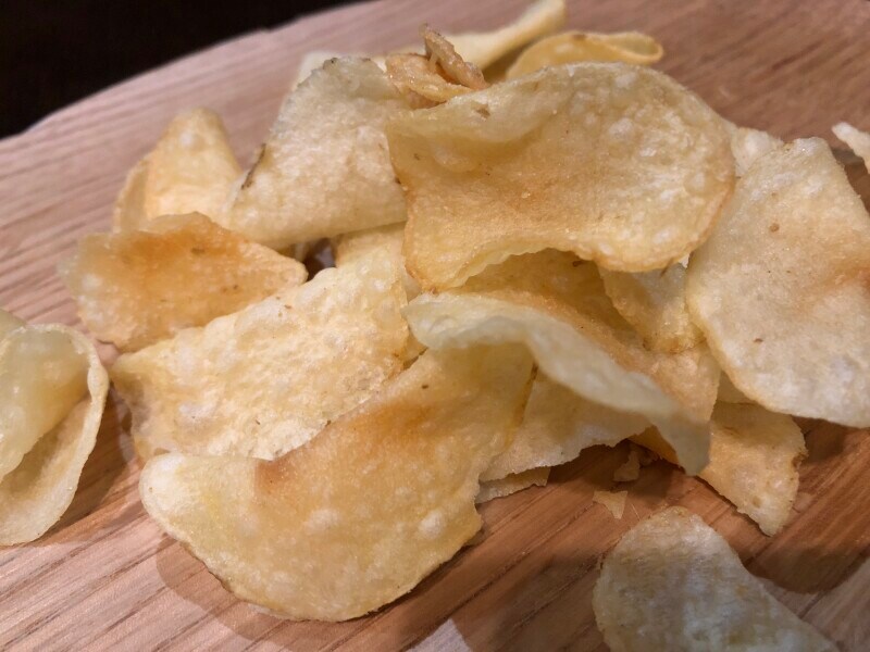 トップバリュの「堅めに揚げたポテトチップス」は食感がよい