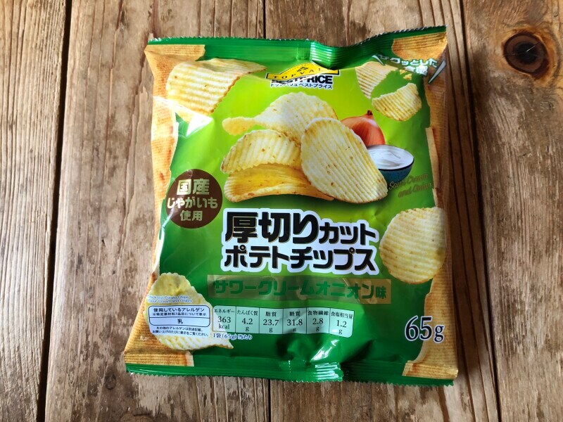 トップバリュの「厚切りカットポテトチップス　サワークリームオニオン味」