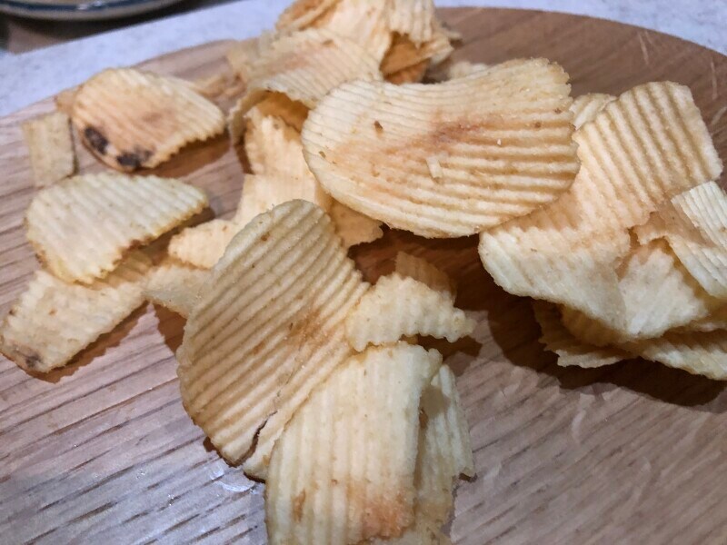 「厚切りカットポテトチップス　サワークリームオニオン味」はギザギザの厚切り