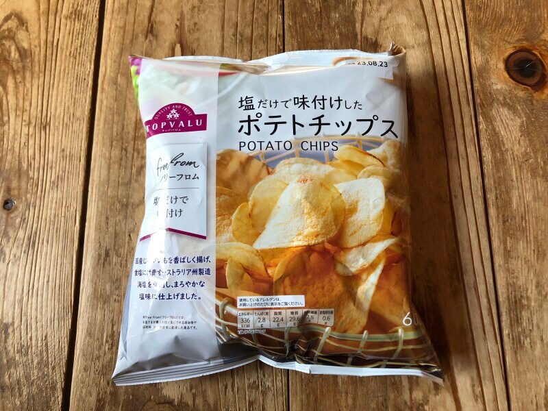 トップバリュの「塩だけで味付けしたポテトチップス」