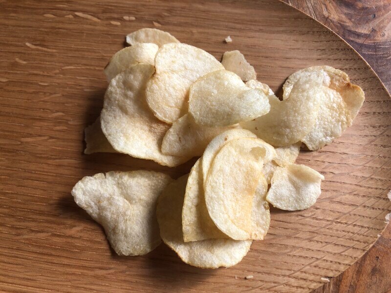 「塩だけで味付けしたポテトチップス」はシンプルな味