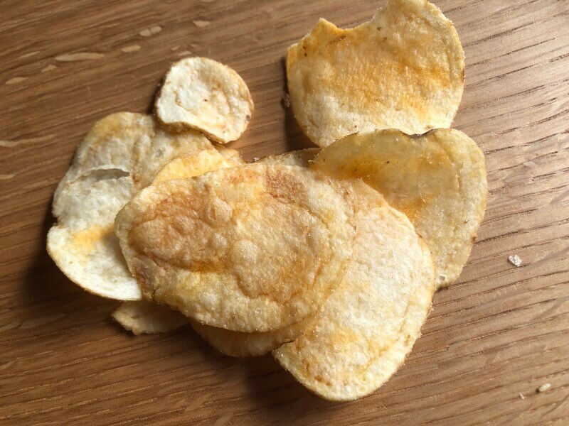 トップバリュの「ポテトチップス　コンソメ味」はチキンベースと香味野菜の風味が美味しい