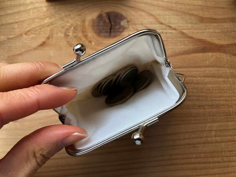 セリアのコインケース「コインパース　がまぐち」は小銭入れとして使う