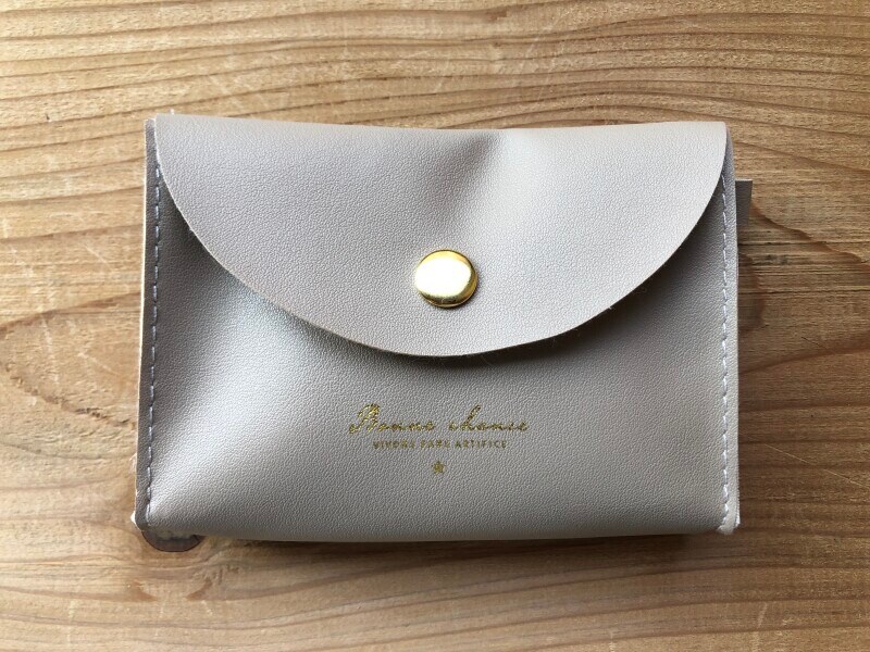 セリアの「マチ付ポーチ　スナップボタン　英字ロゴ」