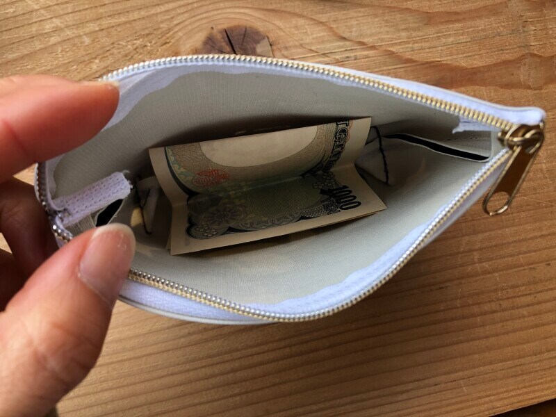 セリアの「ミッキー&ミニー　ポーチ船形　革風」は折ったお札も入る