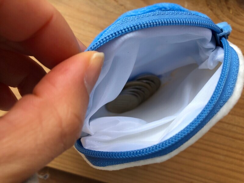 セリアの「コインケース（ジンベイザメ）」はファスナー開閉