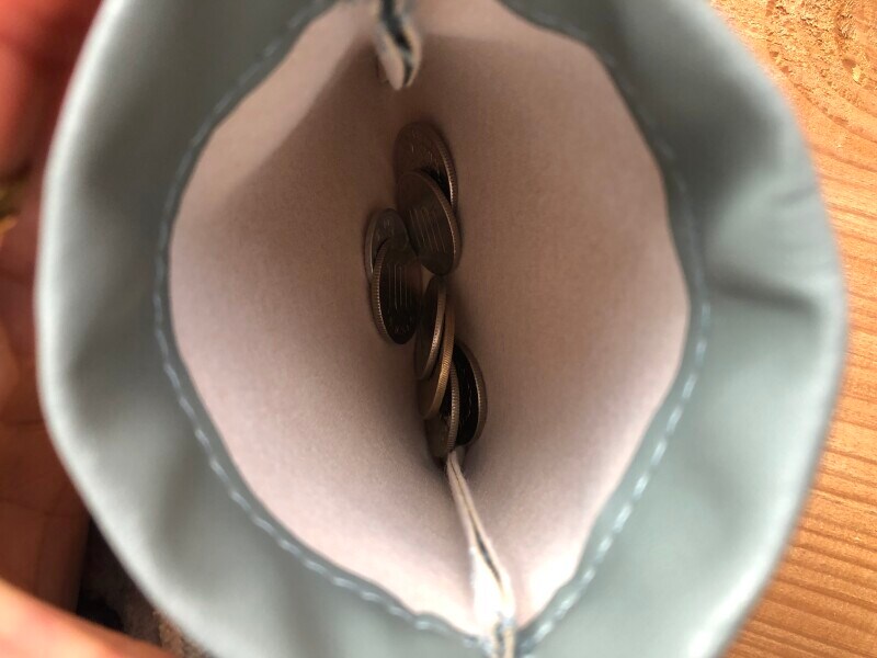 セリアの「パネロ　ミニポーチ　シンプルロゴ」は小銭を奥まで入れられる