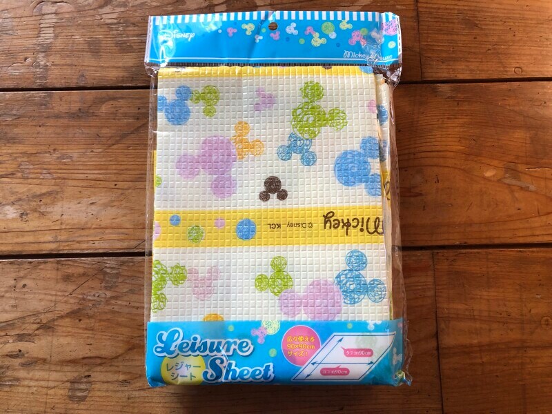 セリアのミッキー柄の「レジャーシート」