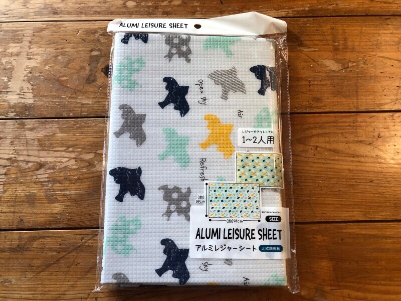 セリアの「アルミレジャーシート（北欧調鳥柄）」
