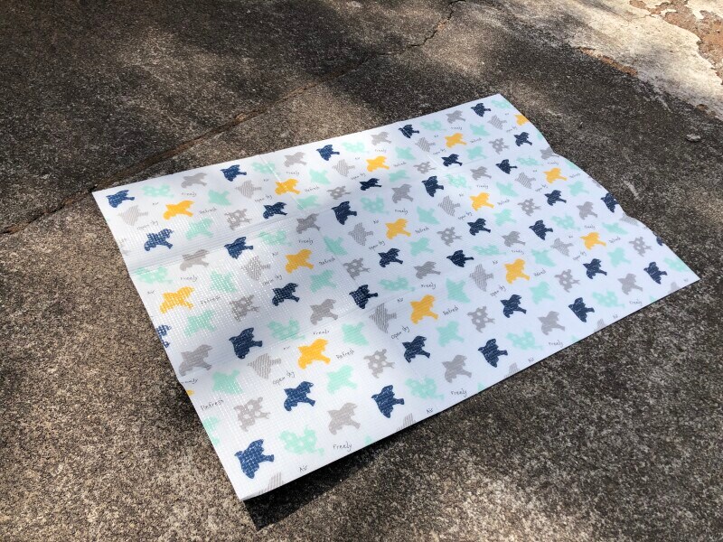 セリアの「アルミレジャーシート（北欧調鳥柄）」は柄も可愛らしい