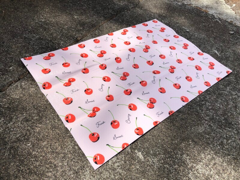 セリアの「アルミレジャーシート（フルーツロゴ）」。女の子向けかも