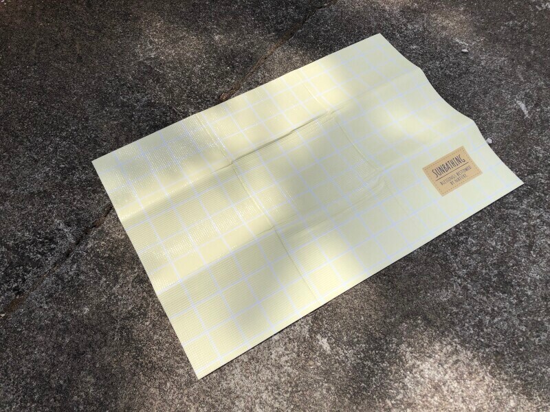 「アルミレジャーシート（グラフチェック）」はイエローの他にグレーもある