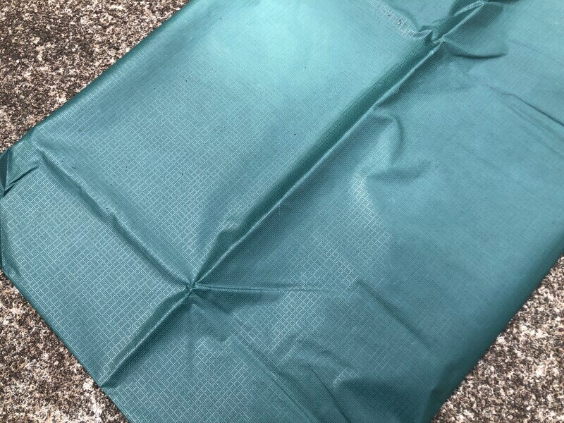 セリアの「レジャーシート&カバー」はマットな材質