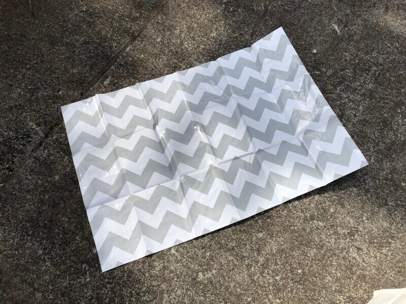 セリアの「レジャーシート（シェブロン柄）」は少し薄手