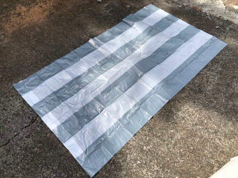 セリアの1畳サイズ「レジャーシート」は細長い形