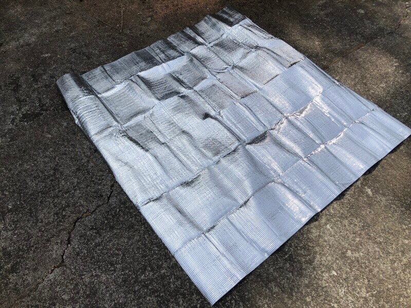 セリアの「アルミレジャーシート」はファミリー向け