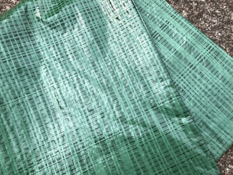 セリアの「カラーレジャーシート」は薄手の材質