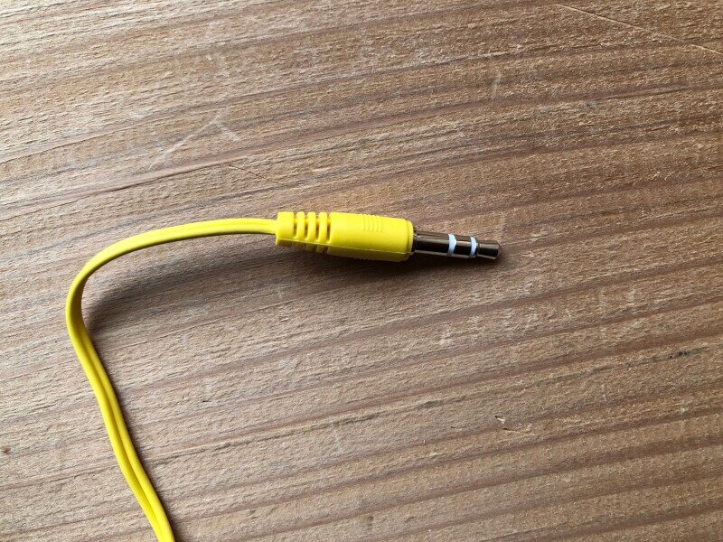 「密閉型ステレオイヤホン」は3.5mm L型ステレオミニプラグ