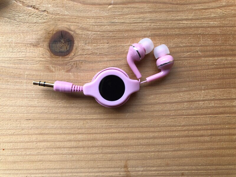 セリアの「コードリール密閉型ステレオイヤホン」はコードを収納できる