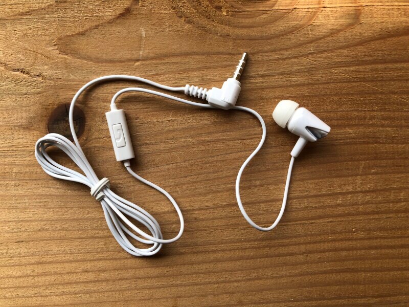 セリアの「ステレオ対応片耳ハンズフリーイヤホン」はリモコンで操作可能