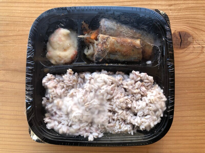 トップバリュの「ごはんセット さんまの煮付けと七穀ごはん」は冷凍のまま電子レンジで加熱する