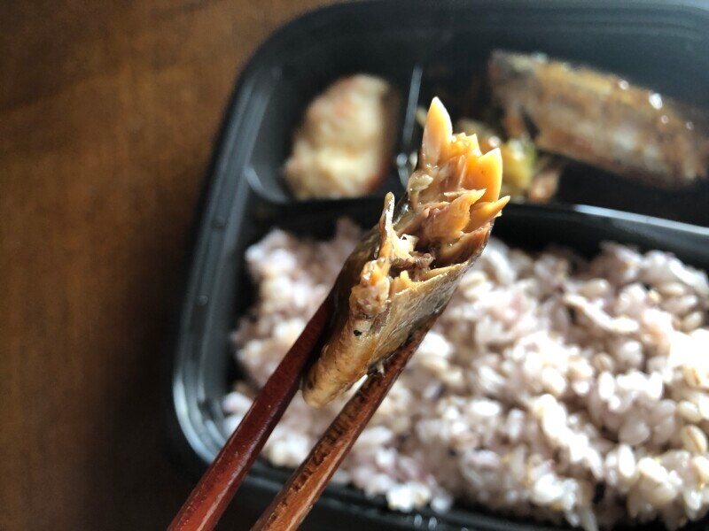 トップバリュの「ごはんセット さんまの煮付けと七穀ごはん」のさんまの煮付けが美味しい