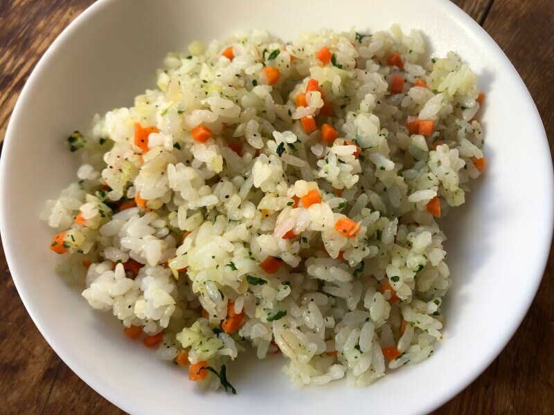 トップバリュの「お米のかわりに食べる3種の彩り野菜」を使用したチャーハン