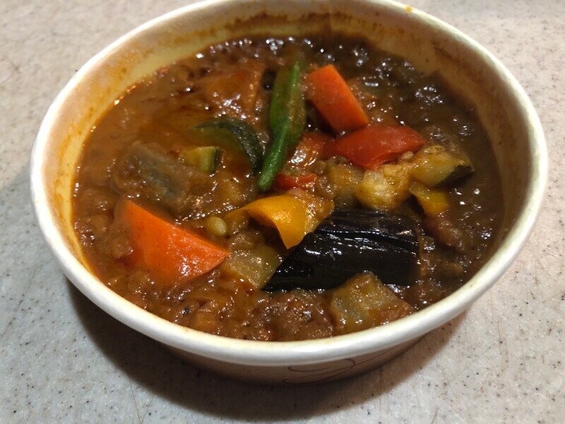 トップバリュの「プロのひと品 ロイヤル首席料理長監修 煮込んだオニオンとトマトに8種のスパイスを合わせた野菜だけなのにコクのあるカレー」はピリ辛スパイシー