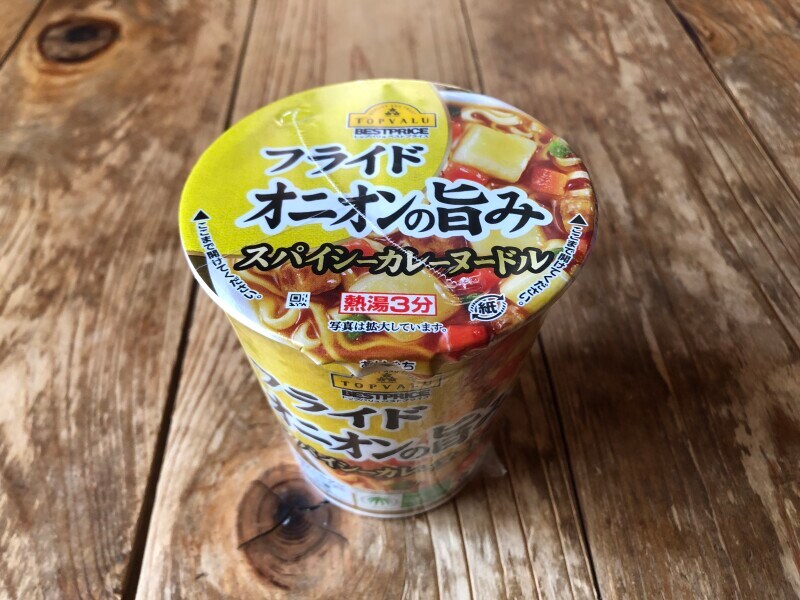 トップバリュの「フライドオニオンの旨み スパイシーカレーヌードル」