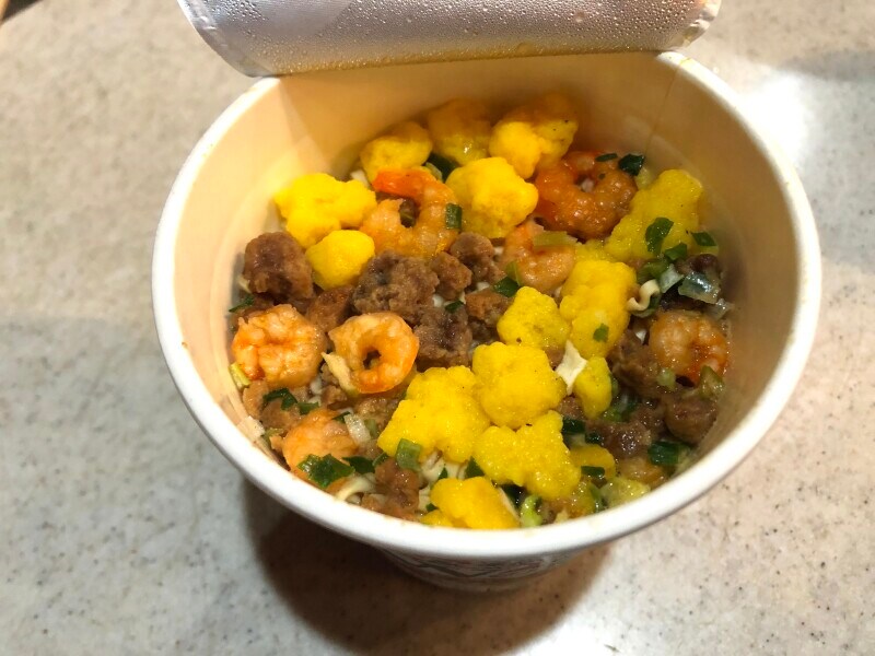 トップバリュの「豚&鶏のコク Wの旨み コクとキレの醤油ヌードル」は具材も多い