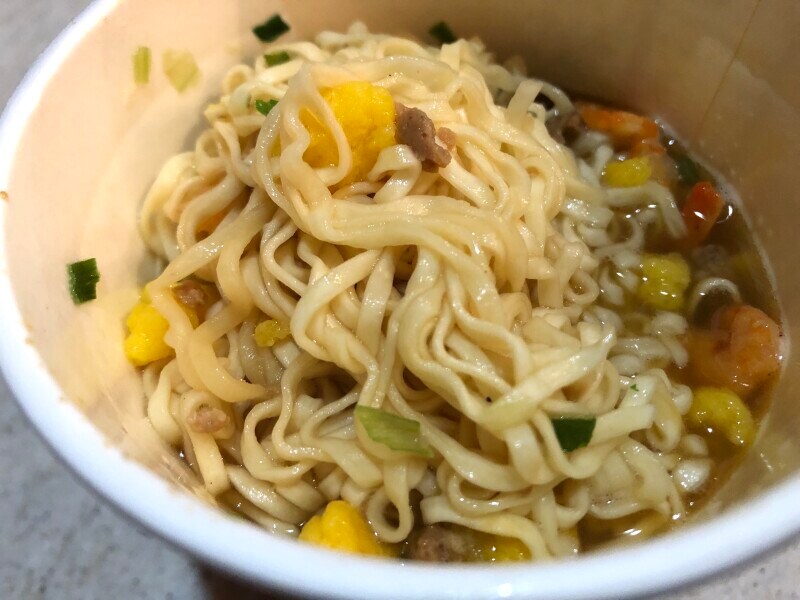 トップバリュの「豚&鶏のコク Wの旨み コクとキレの醤油ヌードル」の麺はツルツル