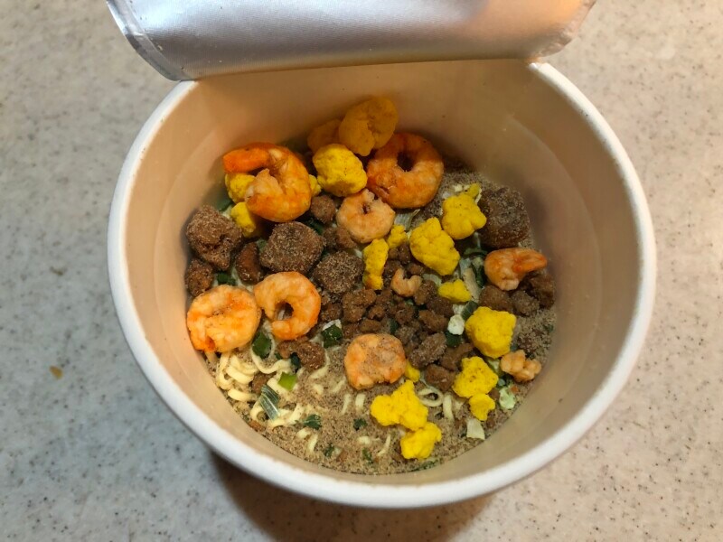 トップバリュの「豚&鶏のコク Wの旨み コクとキレの醤油ヌードル」、お湯を注ぐ前