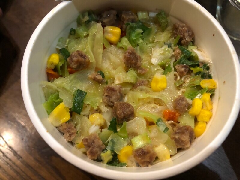 トップバリュの「コクウマなスープ NOODLE 香味みそ」は具材もたっぷり