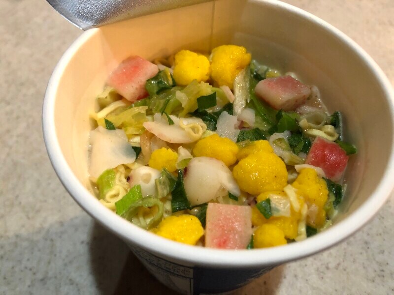 「豚&鶏のコク 魚介の旨み 白湯シーフードヌードル」は具材に海鮮入り