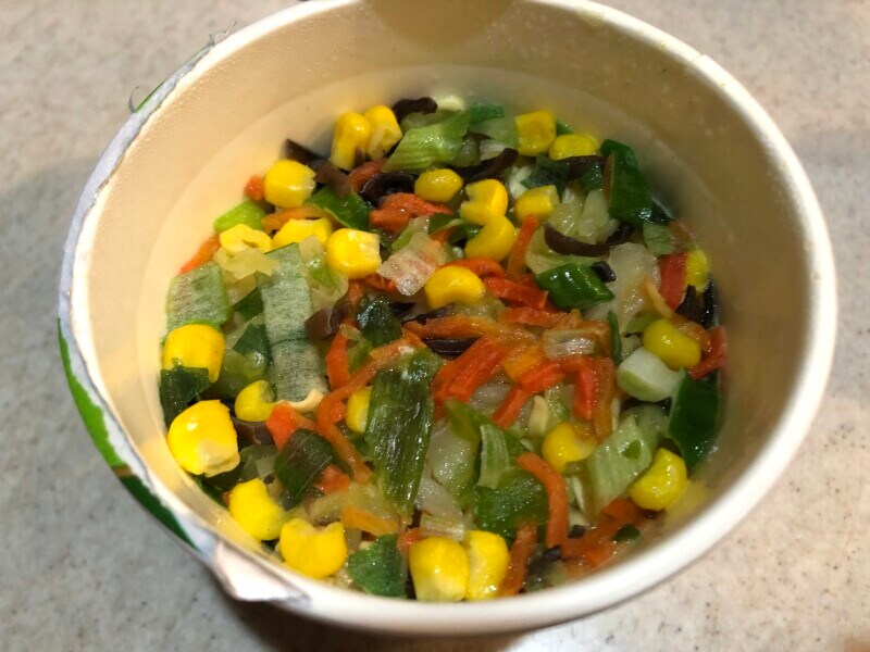 トップバリュの「野菜を味わう塩タンメン 」は具材が多い