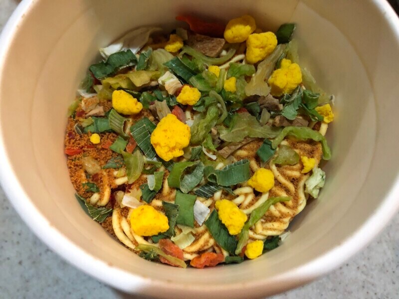 トップバリュの「辛さ際立つ旨辛ヌードル」。辛そうな色合い