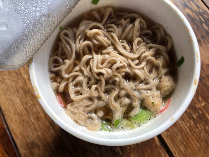 トップバリュの「鴨だしがきいた甘めのつゆ 鴨だしそば 」はツルツルとしたそば