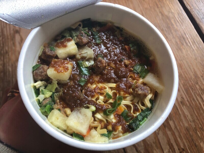 トップバリュの「フライドオニオンの旨み スパイシーカレーヌードル」はスパイシーな香りが立ち込める