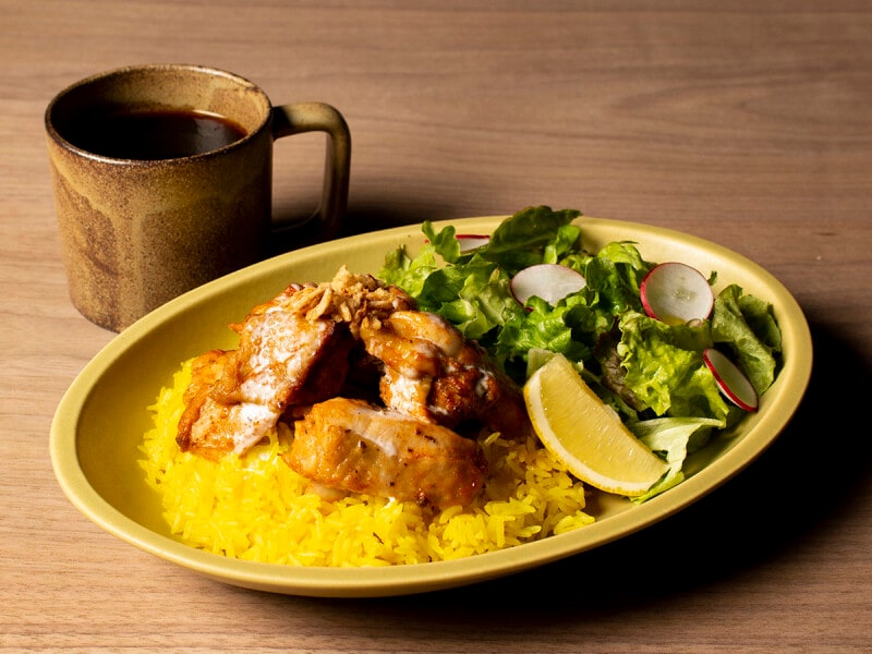 ランチタイムのおすすめ「チキンオーバーライス(税込800円)」+250円でドリンクがセットに(画像提供)