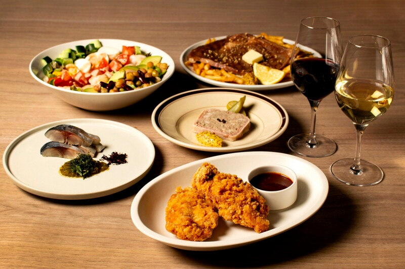 ディナータイムはボリューム満点のメニューとともにお酒が楽しめる空間に(画像提供)