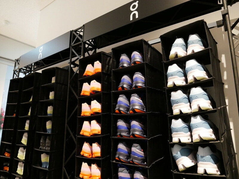 施設利用者は、機能性とデザイン性を併せ持った最先端のOn<オン>のランニングシューズを試し履きすることができます