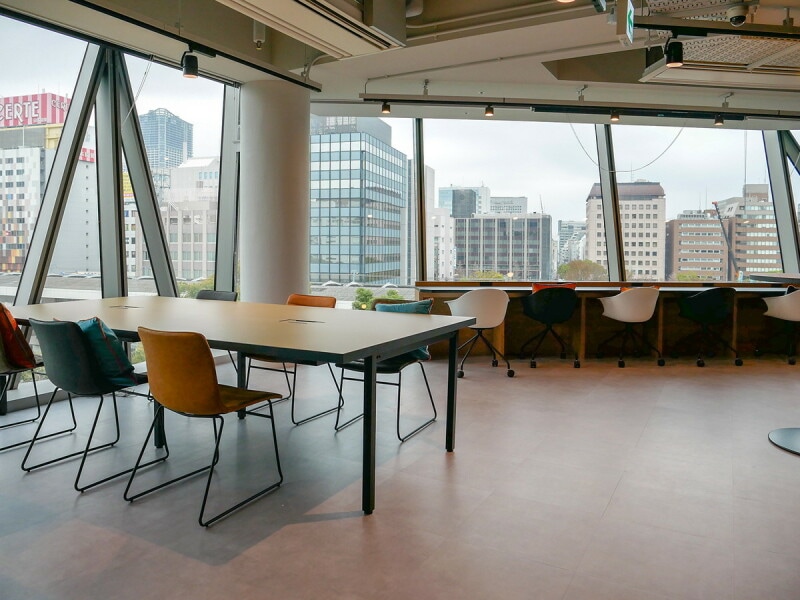 コワーキングスペース/シェアオフィス「AGORA KGU KANNAI」は、JR京浜東北線の関内駅ホームを見下ろすロケーション