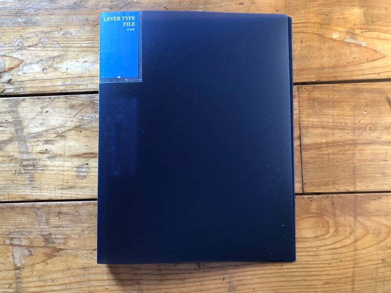 セリアの「A4レバー式ファイル」